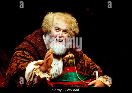 Benjamin Luxon (Sir John Falstaff) in FALSTAFF an der English National Opera (ENO), London Coliseum, London WC2 17/02/1994 Musik: Giuseppe Verdi Libretto: Arrigo Boito Englische Übersetzung: Amanda Holden Dirigent: Andrew Litton Design: Marie-Jeanne Lecca Beleuchtung: Paul Pyant Regisseur: David Pountney Stockfoto