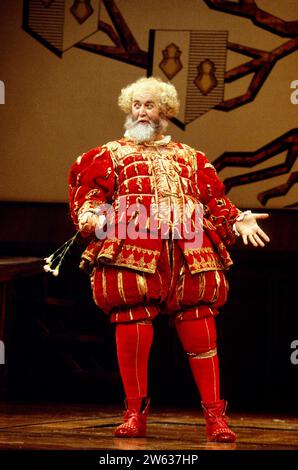 Benjamin Luxon (Sir John Falstaff) in FALSTAFF an der English National Opera (ENO), London Coliseum, London WC2 17/02/1994 Musik: Giuseppe Verdi Libretto: Arrigo Boito Englische Übersetzung: Amanda Holden Dirigent: Andrew Litton Design: Marie-Jeanne Lecca Beleuchtung: Paul Pyant Regisseur: David Pountney Stockfoto