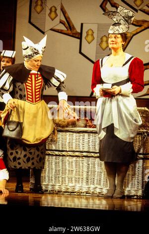 l-r: Anne Collins (Mistress schnell), Benjamin Luxon (Sir John Falstaff), Yvonne Howard (Meg Page) in FALSTAFF an der English National Opera (ENO), London Coliseum, London WC2 17/02/1994 Musik: Giuseppe Verdi Libretto: Arrigo Boito Englische Übersetzung: Amanda Holden Dirigent: Andrew Litton Design: Marie-Jeanne Lecca Beleuchtung: Paul Pyant Regisseur: David Pountney Stockfoto