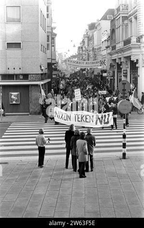 Anti-Nixon-Demonstration in Groningen ca. Dezember 1972 Stockfoto