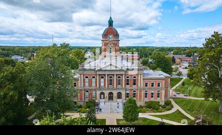 Blick aus der Vogelperspektive auf das Elkhart County Courthouse und den Clock Tower Stockfoto