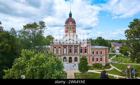 Blick aus der Vogelperspektive auf das historische Elkhart Courthouse inmitten von Grün Stockfoto