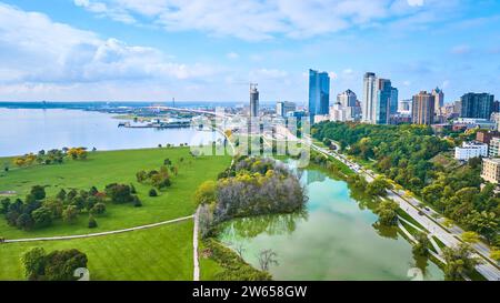 Blick aus der Vogelperspektive auf den Milwaukee Park und die Skyline am Lake Michigan Stockfoto