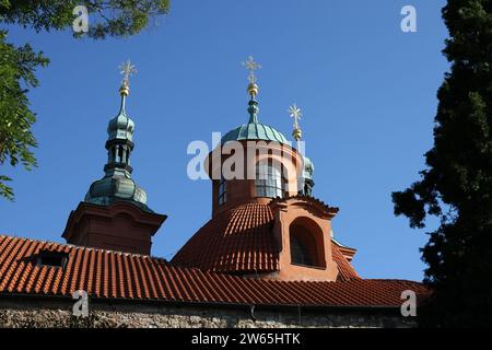 Blick auf St.. Lawrence-Kathedrale in Prag Stockfoto