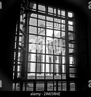 Umayyaden-Moschee, Blick durch ein vergittertes Fenster auf dem Vorplatz ca. 1950-1955 Stockfoto