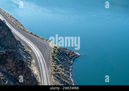 Aus der Vogelperspektive der Südwestjordanstraße entlang des Crooked River im Cove Palisades State Park in Oregon, USA Stockfoto