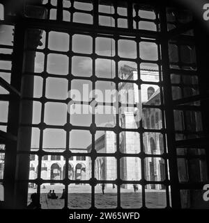 Umayyaden-Moschee, Blick durch ein vergittertes Fenster auf dem Vorplatz ca. 1950-1955 Stockfoto