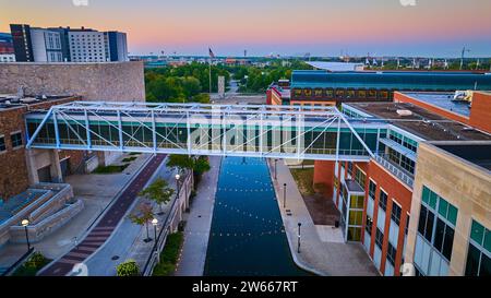 Blick aus der Vogelperspektive auf die moderne Fußgängerbrücke über den Kanal bei Blue Hour Stockfoto