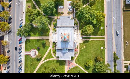 Oben unten im Elkhart County Courthouse mit gemustertem Dach, Downtown Goshen Stockfoto