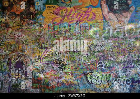 Detail der Wand, die John Lennon in Prag gewidmet ist Stockfoto