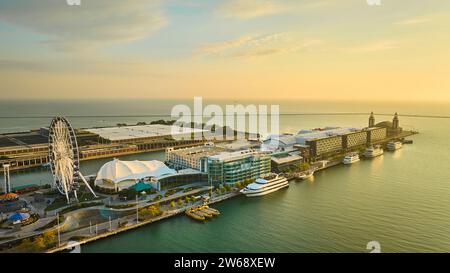 Navy Pier am Lake Michigan bei Sonnenaufgang mit der Luft des Centennial Wheel at Dawn, Chicago, IL Stockfoto