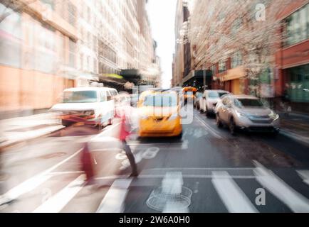 Seitenansicht von nicht erkennbaren Menschen, die an sonnigen Tagen in der Nähe moderner Wolkenkratzer im Manhattan District in New York die Straße überqueren Stockfoto