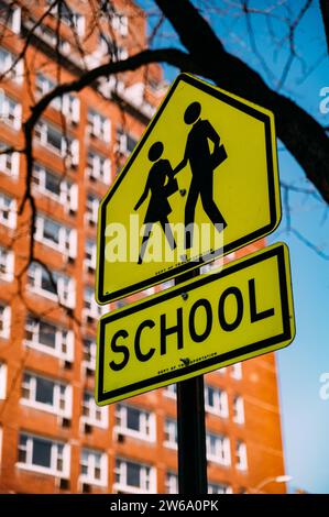 Niedriger Winkel des Straßenschilds für Fußgänger auf der Manhattan Island in der Innenstadt von New York City vor dem hohen Gebäude Stockfoto