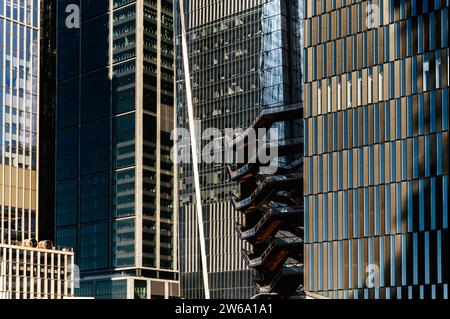 Die moderne Schiffsstruktur aus miteinander verbundenen Wendeltreppen und Besucherattraktionen steht in Hudson Yards in Manhattan, New York Stockfoto