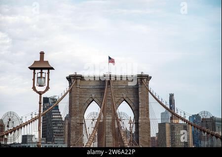 Ein bezaubernder Blick auf die Brooklyn Bridge mit dem komplizierten Design ihrer Kabel vor der Kulisse der Hochhäuser Manhattans bei Tageslicht. Stockfoto