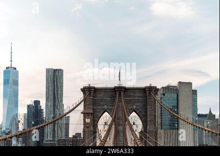 Ein bezaubernder Blick auf die Brooklyn Bridge mit dem komplizierten Design ihrer Kabel vor der Kulisse der Hochhäuser Manhattans bei Tageslicht. Stockfoto