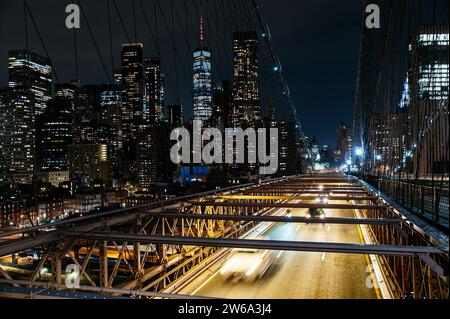 Nächtliche Stadtlandschaft mit den hellen Lichtern der Manhattan Wolkenkratzer vom Aussichtspunkt Brooklyn Bridge. Stockfoto
