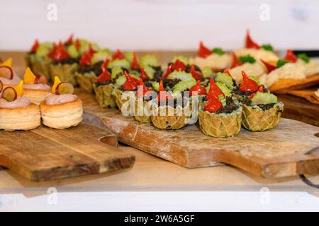 Nahaufnahme von verschiedenen Häppchen auf hölzernen Schneidebrettern auf einer Party Stockfoto