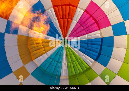 Von unten aus schwebt ein bunter Heißluftballon im Himmel während der Veranstaltung an einer Touristenattraktion in Mexiko Stockfoto
