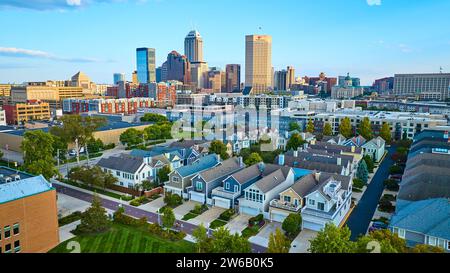 Luftaufnahme der Vorstadthäuser und der Skyline der Stadt bei der Golden Hour Stockfoto