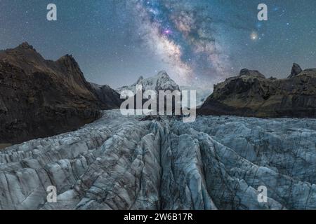 Eine atemberaubende Landschaft, die den Vatnajokull-Gletscher unter einem sternenklaren Nachthimmel erfasst und die natürliche Schönheit des zerklüfteten Geländes Islands zeigt. Stockfoto