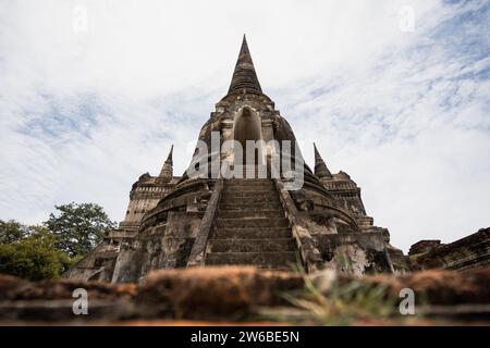 Von unten am alten thailändischen Tempel Wat Phra Si Sanphet im historischen Park von Ayutthaya in Thailand Stockfoto
