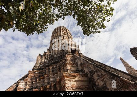 Von der Außenseite der alten zentralen Pagode des Wat Chaiwatthanaram unter bewölktem Himmel in Ayutthaya, Thailand Stockfoto