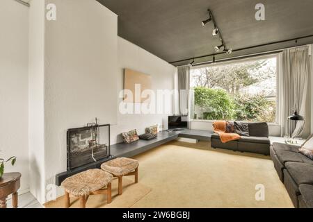 Große komfortable Couch in geräumigem Wohnzimmer mit luxuriösem Haus mit Kamin und Fernseher Stockfoto