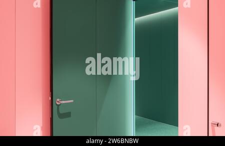 Grüne offene Tür in rosa Toilette im modernen Krankenhaus Stockfoto