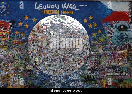 Detail der Wand, die John Lennon in Prag gewidmet ist Stockfoto