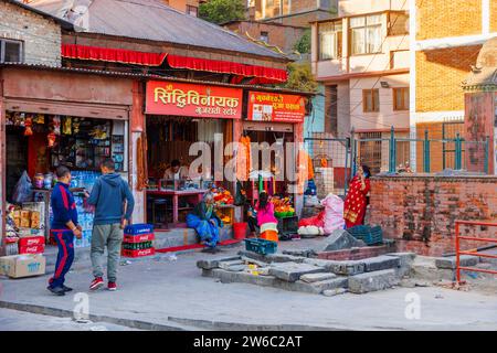 Kleines lokales Geschäft am Straßenrand, in dem Ringelblumen und Blumen für Girlanden und religiöse Zeremonien im Bezirk Pashupatinath, Kathmandu, Hauptstadt von Nepal, verkauft werden Stockfoto