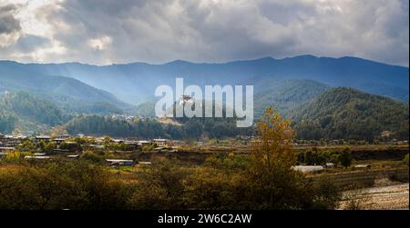 Die Himalaya-Festung und das Kloster Jakar Dzong (Jakar Yugyal Dzong), Jakar im Bumthang-Tal, im Zentralöstlichen Bhutan Stockfoto