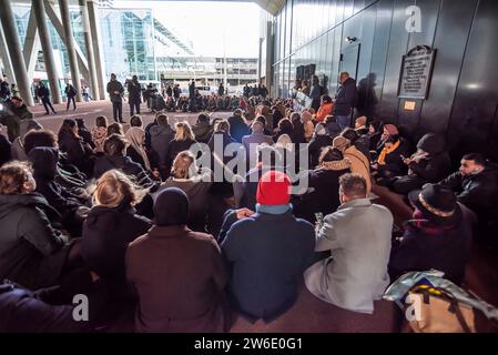 Den Haag, Niederlande. Januar 2014. Regierungsbeamte nehmen an einem stillen Sit-in-Protest vor dem Außenministerium in den Haag Teil, um ihre Unzufriedenheit mit der abgehenden Haltung des Kabinetts gegenüber der israelischen Invasion in Gaza bekannt zu machen. Regierungsangestellte in den Haag hielten an diesem 76. Tag des israelischen Krieges und der Invasion in Gaza am Eingang des Außenministeriums eine pro-palästinensische stille Mittagssitzung ab. Quelle: SOPA Images Limited/Alamy Live News Stockfoto