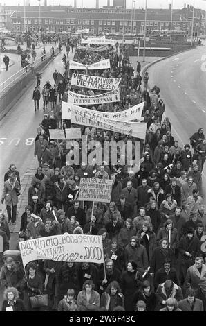 Demonstration gegen den Krieg in Vietnam von mehr als 50.000 Menschen in Utrecht, Demonstranten mit Spruchbändern ca. Januar 1973 Stockfoto