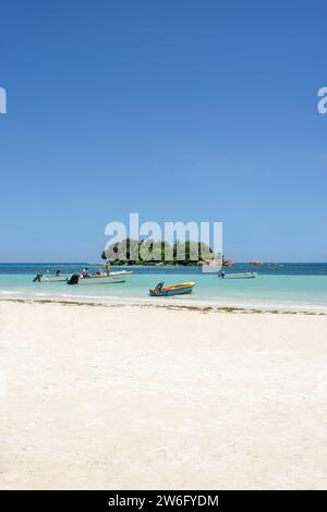 Chauve Souris Island vom Strand Cote D'Or, Anse Volbert Village, Praslin Island, Seychellen, Indischen Ozean Stockfoto