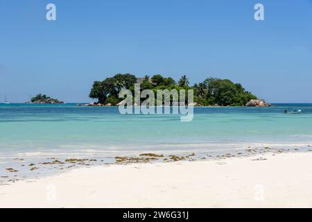 Chauve Souris und St. Pierre Island, Blick vom Strand Cote D'Or, Anse Volbert Village, Praslin Island, Seychellen, Indischen Ozean Stockfoto