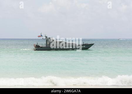 Seychellen Küstenwache patrouilliert das Meer am Cote D'Or Beach, Anse Volbert Village, Praslin Island, Seychellen, Indischer Ozean Stockfoto