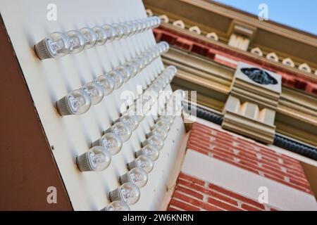 Moderne Lichter an der Fassade des historischen Gebäudes, Blick nach oben Stockfoto