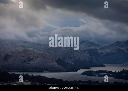 Dunkler stürmischer Himmel über Ullswater vom Heaghscar Hill im englischen Lake District aus gesehen Stockfoto