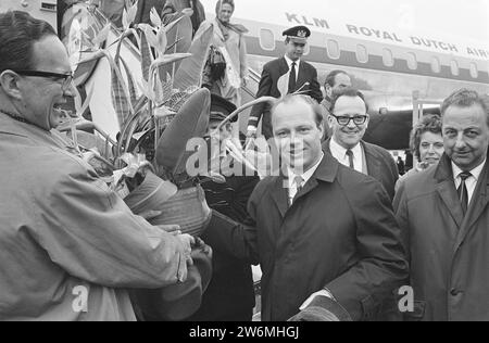 Concertgebouw Orchestra zurück aus Amerika, ir. Snijders präsentierte Bernard Haitink CA ein Blumenarrangement auf der Treppe. April 1964 Stockfoto