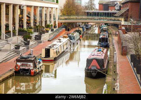 Canal Narrowboat auf dem Oxford Canal, der durch Banbury Oxfordshire führt, entlang des Light Freizeitkomplexes und des Castle Quay Shopping Center Stockfoto