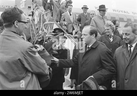 Concertgebouw Orchestra zurück aus Amerika, ir. Snijders präsentierte Bernard Haitink CA ein Blumenarrangement auf der Treppe. April 1964 Stockfoto