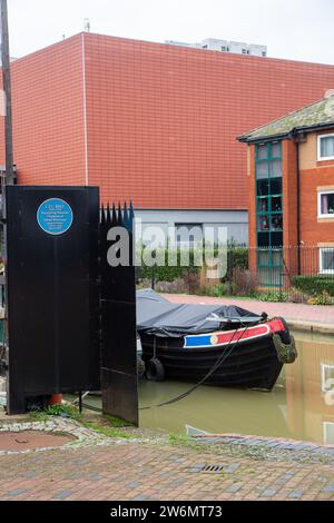 Blaue Plakette an der Wand von Tooley's Werft in der Stadt Banbury in Oxfordshire, die an die Binnenwasserstraßen und den Kanalmeister L T C Rolt erinnert Stockfoto