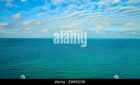 Blauer Himmel mit weißen Wolken über blaugrünem Wasser aus der Luft des Lake Michigan, Traum, Inspiration Stockfoto