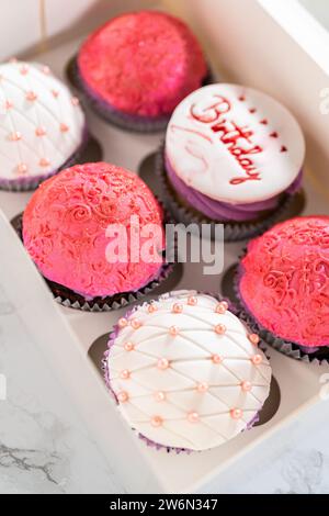 Extravagante Cupcakes für die Geburtstagsfeier Stockfoto