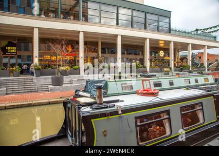 Canal Narrowboat auf dem Oxford Canal, der durch Banbury Oxfordshire führt, entlang des Light Freizeitkomplexes und des Castle Quay Shopping Center Stockfoto