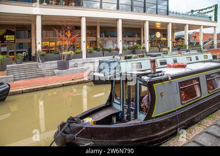 Canal Narrowboat auf dem Oxford Canal, der durch Banbury Oxfordshire führt, entlang des Light Freizeitkomplexes und des Castle Quay Shopping Center Stockfoto