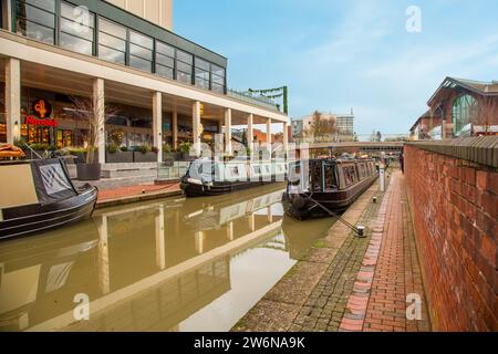 Canal Narrowboat auf dem Oxford Canal, der durch Banbury Oxfordshire führt, entlang des Light Freizeitkomplexes und des Castle Quay Shopping Center Stockfoto