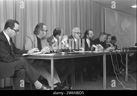 Die Delegation des American Council of Churches spricht mit niederländischen Kirchen über Bombenanschläge in Vietnam, während der Pressekonferenz Fiolet, Armstrong, Beerman, Brown, Cox CA. Januar 1973 Stockfoto