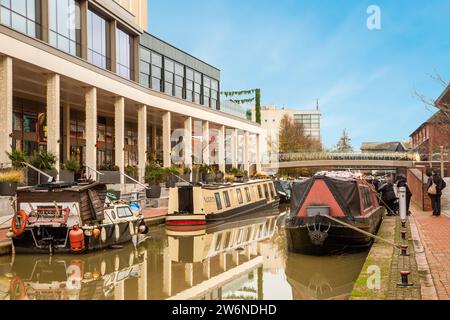 Canal Narrowboat auf dem Oxford Canal, der durch Banbury Oxfordshire führt, entlang des Light Freizeitkomplexes und des Castle Quay Shopping Center Stockfoto